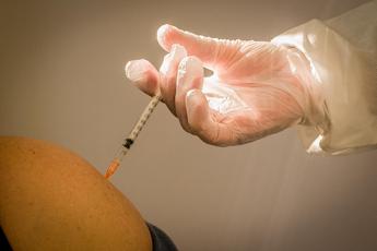 Vaccini, Rizzo (UniPi): "Rischio più elevato di polmonite invasiva in bimbi e over 65"