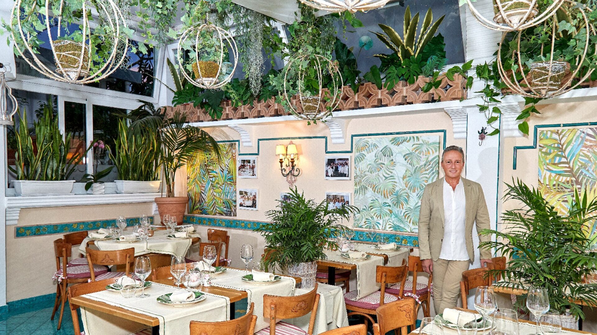 Dalla cucina di nonna Teresa alle mani viola di Uma Thurman. Dentro le stanze della Capannina, la storia d’Italia e del mondo ha sempre trovato posto a tavola.
