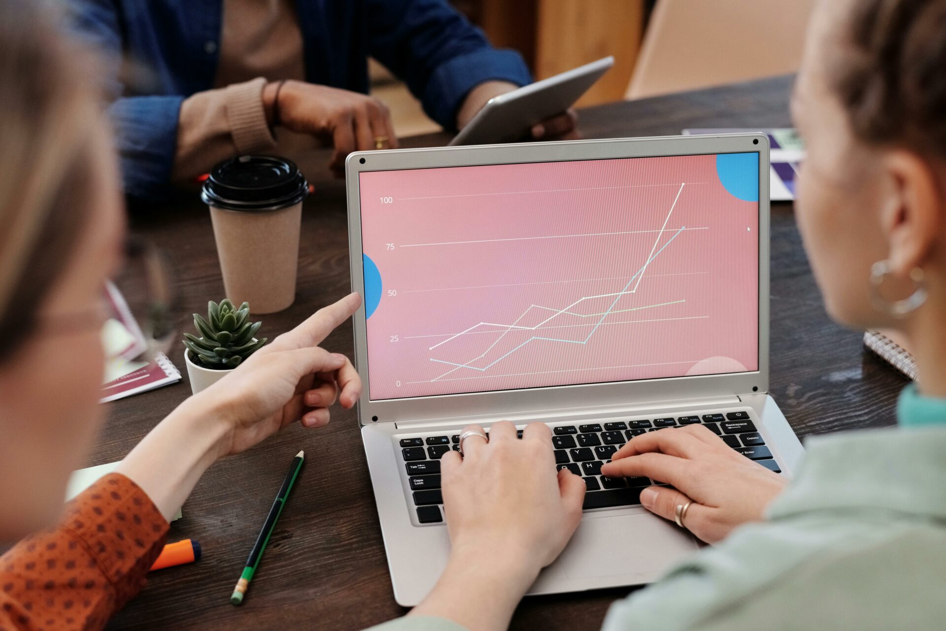Digitalizzazione delle imprese, AI e sostenibilità: il punto di vista di Tinext, Digital Experience Agency